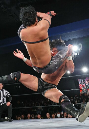 加藤良輝(上)を仕留めた安齊勇馬のギムレット