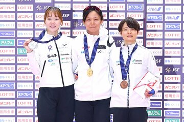 表彰台の２位・吉田雪乃(左)、優勝の高木美帆(中)、３位・山田梨央