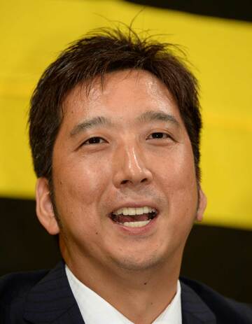  春季キャンプで若虎の指導にあたる藤川球児氏（東スポWeb）