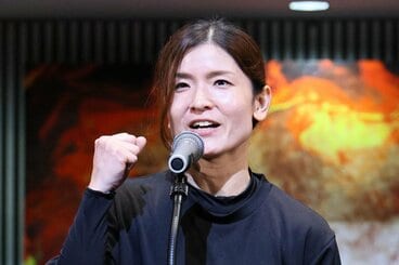 オープニングセレモニーであいさつする若狭奈美子