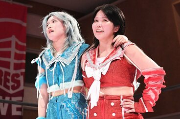 3WAYタッグ戦に勝利し、王座挑戦権を獲得した愛野ユキ(右)と風城ハル
