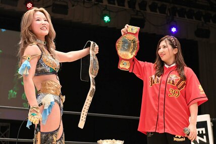 青野未来(右)の持つワールド王座もゲットする機会を得たUN王者・ビクトリア弓月