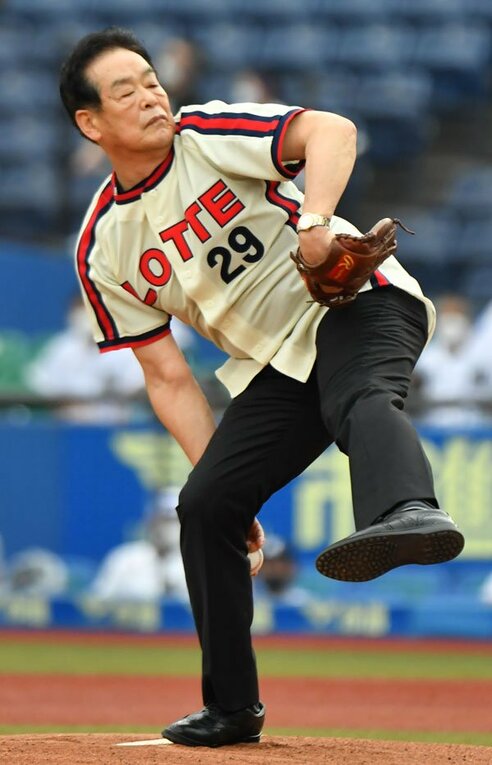 ロッテのレジェンドOB・村田兆治氏 始球式で〝令和版マサカリ投法