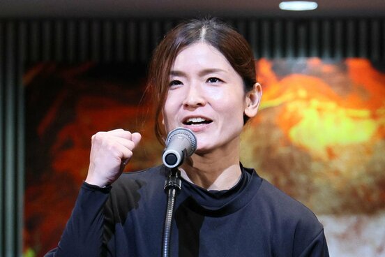 オープニングセレモニーであいさつする若狭奈美子