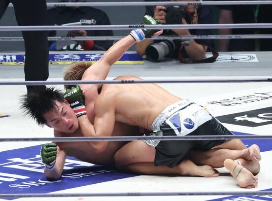  元谷(右)に試合をコントロールされてしまった太田（東スポWeb）