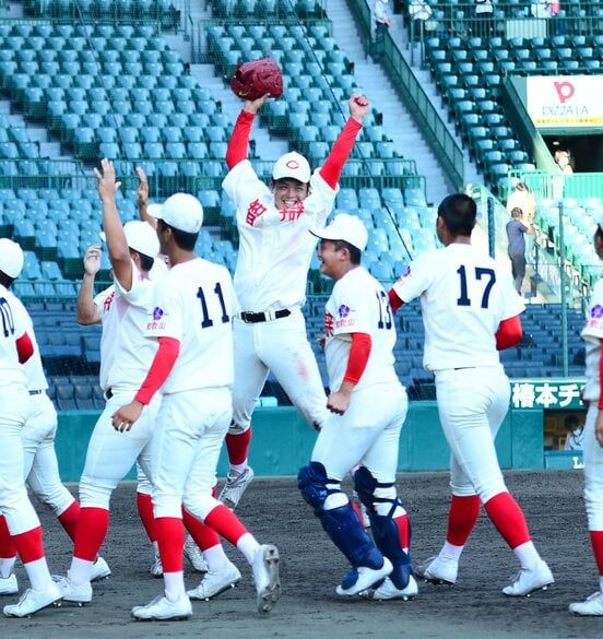  応援団に挨拶後、一人ジャンプする智弁和歌山・中西