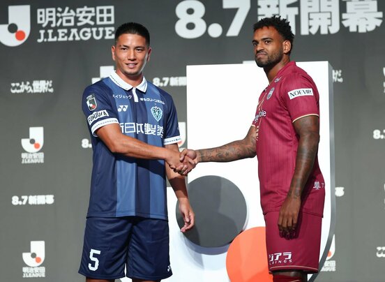 アビスパ福岡・上島拓巳(左)とヴィッセル神戸・アンデルソンロペス.jpg