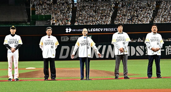 左から小久保裕紀監督、工藤公康氏、王貞治球団会長、秋山幸二氏、藤本博史氏
