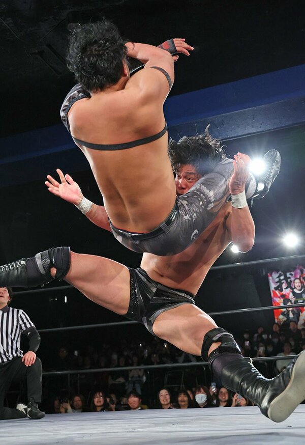 加藤良輝(上)を仕留めた安齊勇馬のギムレット