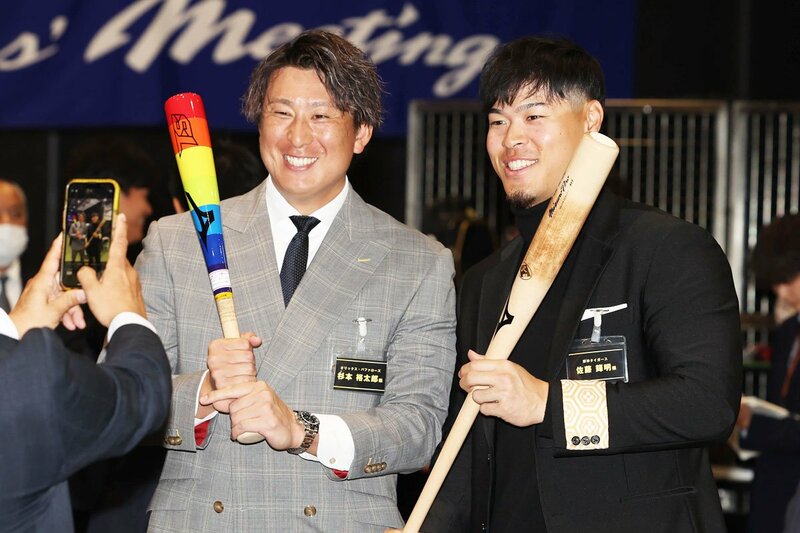 オリックス・杉本裕太郎(左)と記念撮影する佐藤輝