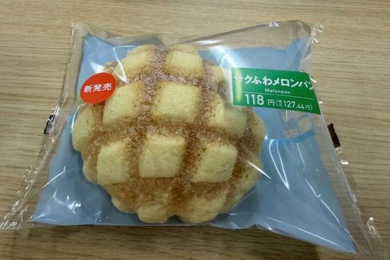 値下げしたセブンの「サクふわメロンパン」(税込み127円)は節約志向の人を狙う(渡辺氏提供)