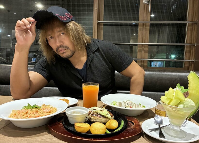 ファミレスで取材に応じた内藤哲也