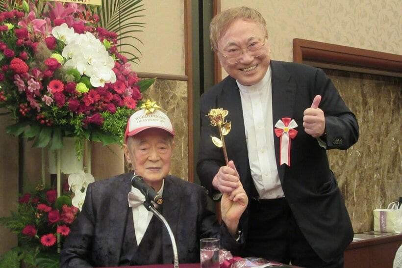 お祝いに駆け付けた高須克弥氏（右）とドクター中松氏