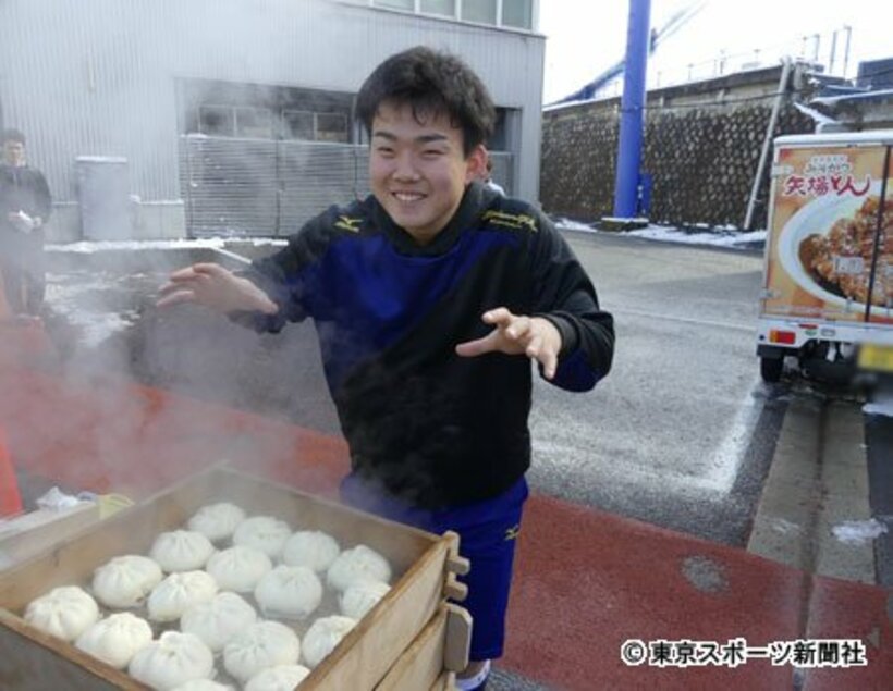 「矢場とん」差し入れにテンションが上がる小笠原