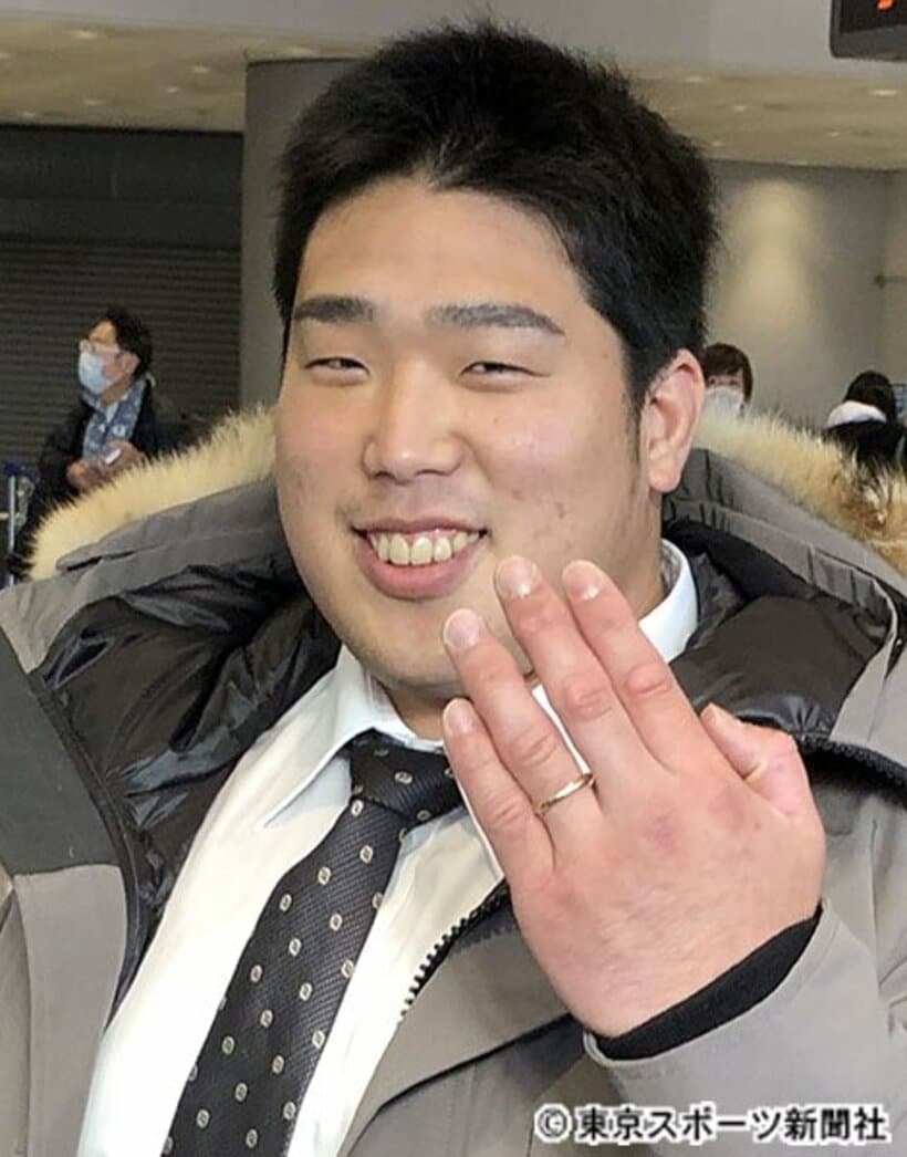  金色の結婚指輪を披露した影浦
