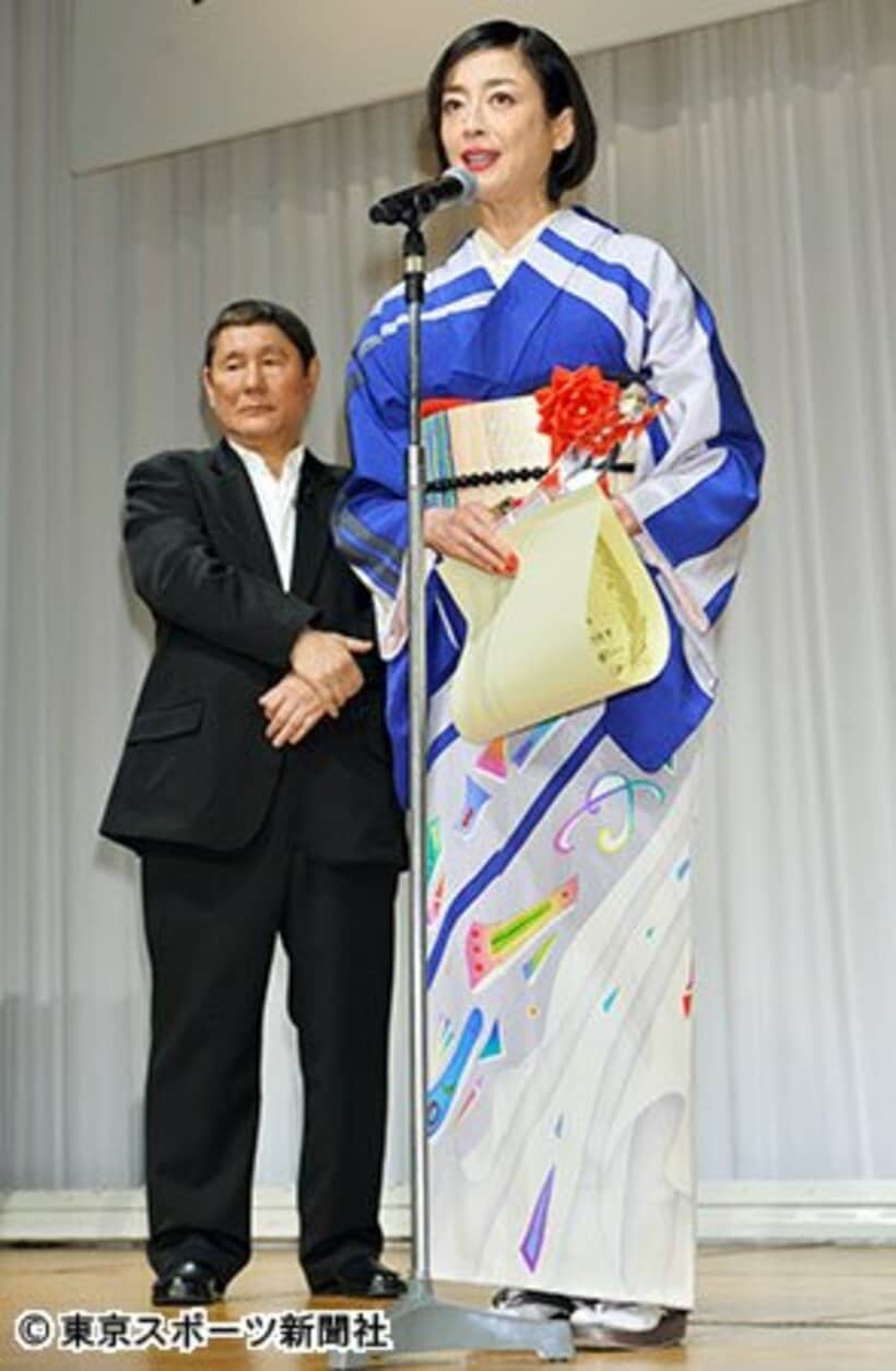 あでやかな和服姿で登場した宮沢りえにたけし（左）もノリノリに
