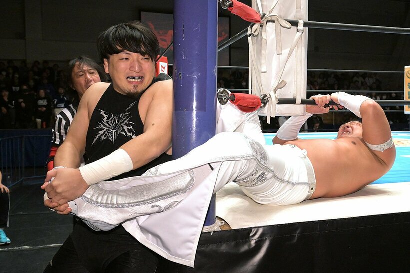 タイチ（右）を攻める成田蓮