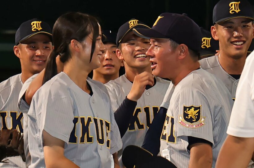 須江監督と仙台育英ナインの絆は強い。前左は星よつはマネジャー