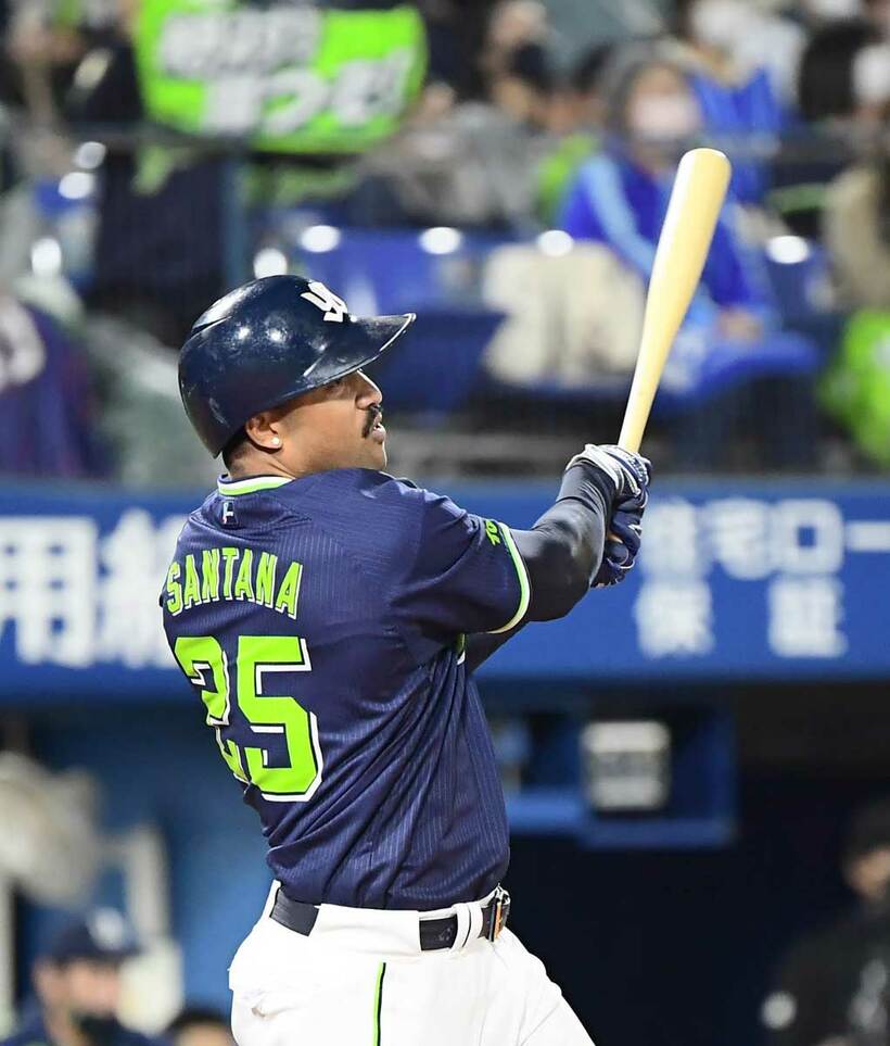  ３回、勝ち越しの２点適時打を放ったサンタナ（東スポWeb）