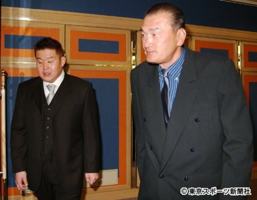  「横綱会」で一緒になった輪島さん（右）と若乃花（花田虎上＝２００４年４月）