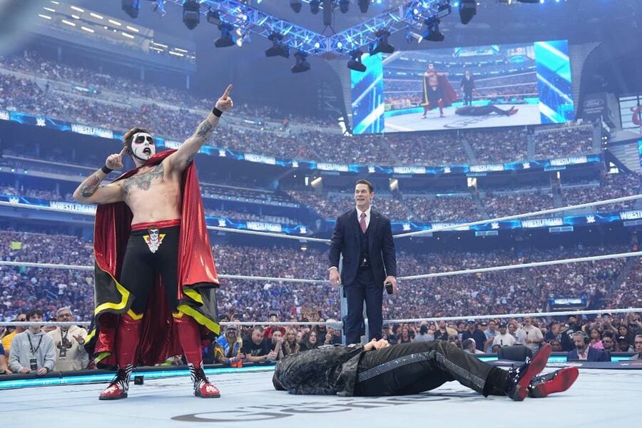 ダンハウゼン（左）の奇行にジョン・シナ（奥）は苦笑い（ⒸWWE）