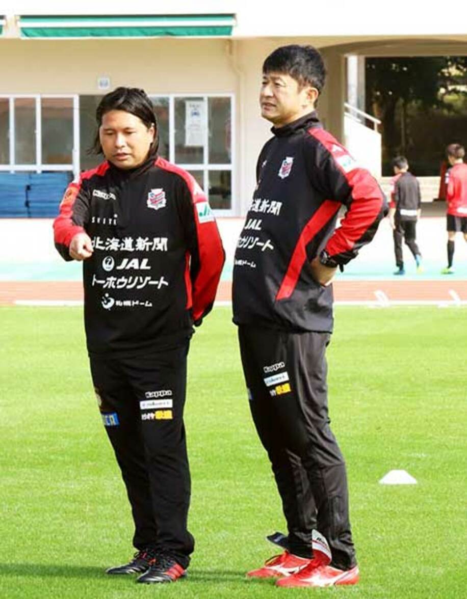  武田氏は札幌のスタッフジャージー姿で練習を視察。左は長嶺寛明コーチ