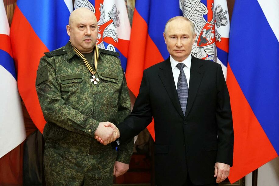 プーチン大統領（右）とセルゲイ・スロビキン氏（ロイター）