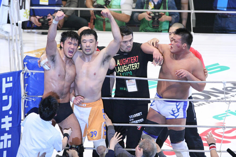 柴田(左)と組んで会場を盛り上げた。右は澤田(11年12月)