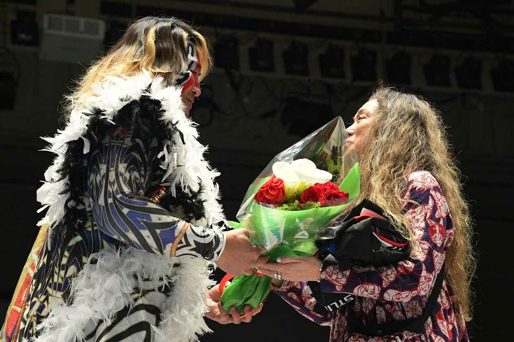 故ブラック・キャットさんの妻・ユキエさんに花束を手渡す棚橋弘至