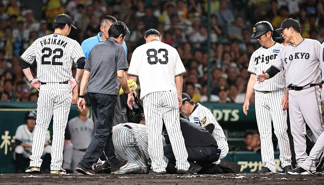 悶絶する森下翔太に駆け寄った阪神・藤川監督(左端)。右端は巨人・橋上監督代行