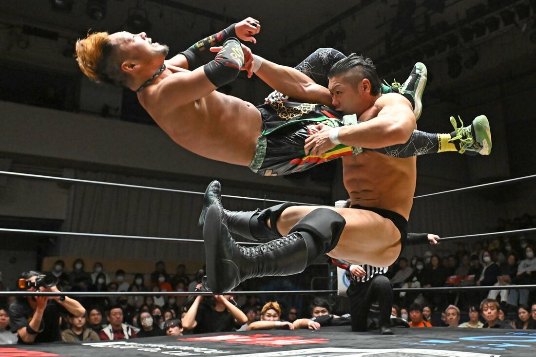 難敵のKzy(左)を軽く料理したBIGBOSS清水