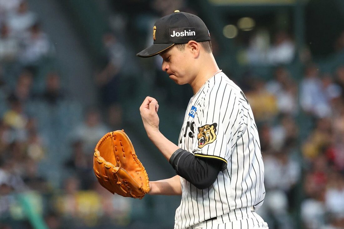 うつむきながらベンチに戻る阪神・大竹耕太郎