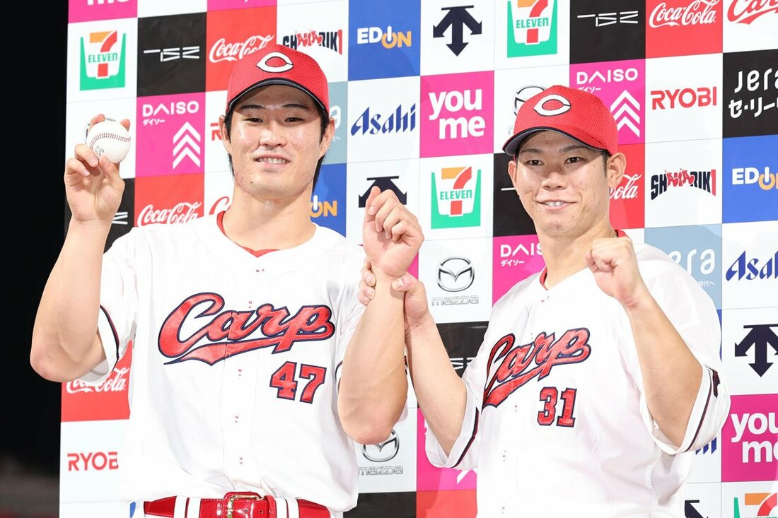 お立ち台で斉藤優汰(左)と称える広島・坂倉将吾