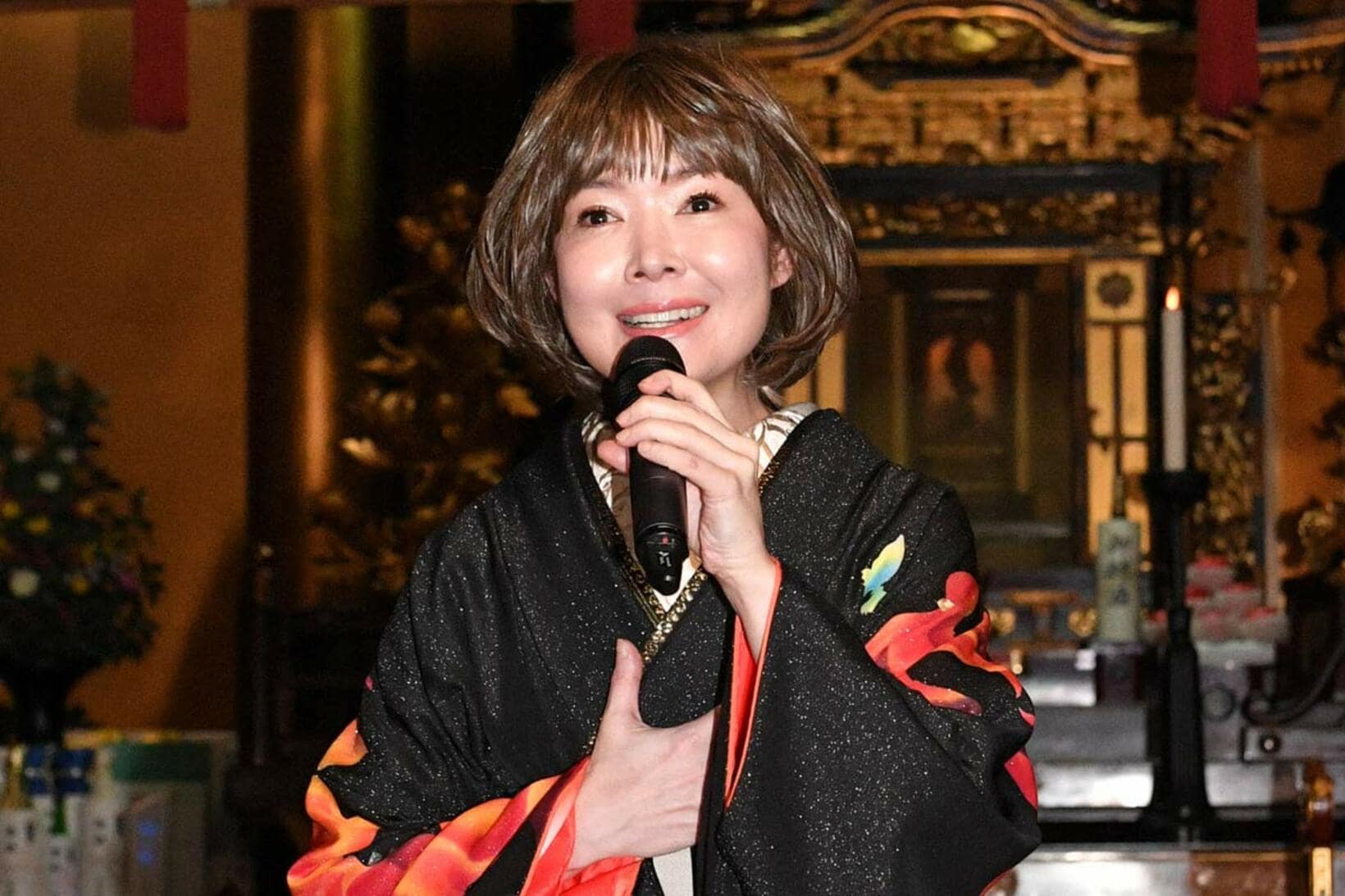 歌唱奉納する田川寿美