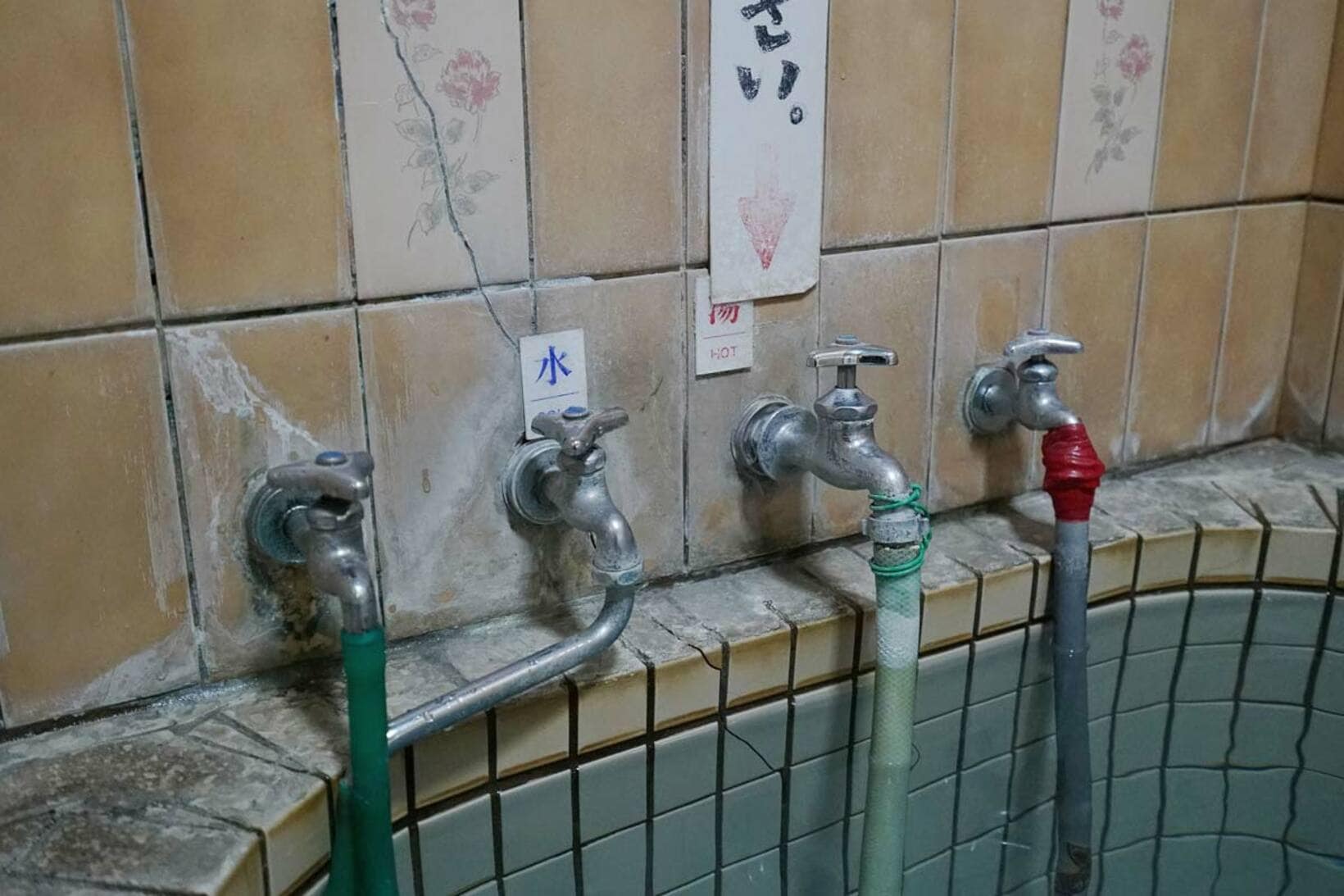 蛇口は左から冷鉱泉、水道水、自家源泉の温泉、水道水を熱くしたもの 