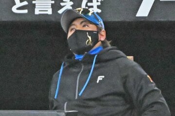 ベンチで首をかしげる日本ハム・新庄監督