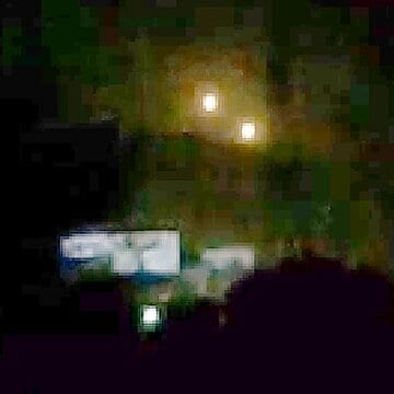 上方に２つが斜めに並ぶ発光体