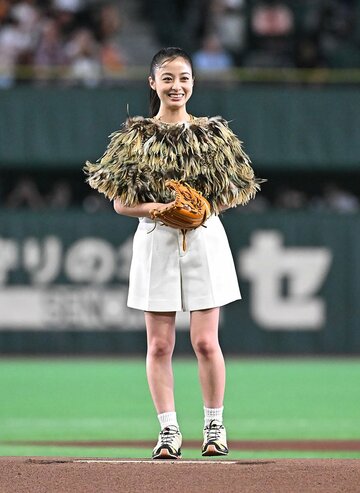 始球式に登場した橋本環奈
