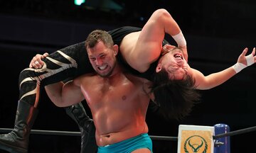 4・4両国で成田蓮(上)相手に怪力を見せつけたボルチン・オレッグ