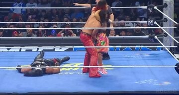 タラ・トンガ(左)に新合体技をぶつけた中邑真輔(中)とKYOKI（©AbemaTV, Inc.）