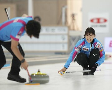  ショットを放ち声を出す吉田夕梨花。左は松村雄太（代表撮影）