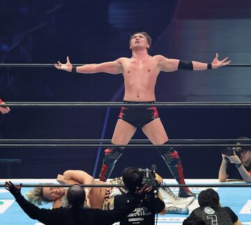 レインメーカーポーズを取るオカダ・カズチカ