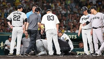悶絶する森下翔太に駆け寄った阪神・藤川監督(左端)。右端は巨人・橋上監督代行