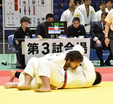 準決勝で相手を抑え込むウルフ・アロン
