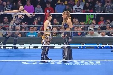リング中央でにらみ合うイヨ・スカイ(左)とジュリア（©AbemaTV, Inc.）