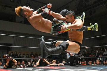 難敵のKzy(左)を軽く料理したBIGBOSS清水