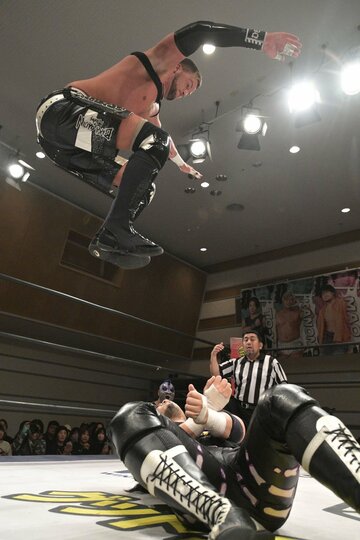 佐々木大輔(下)にフットスタンプを落とすクリス