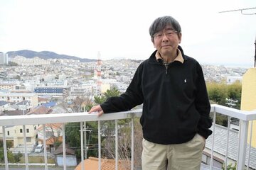  気分転換にもってこいの見晴らしのいいベランダでたたずむ高嶋氏