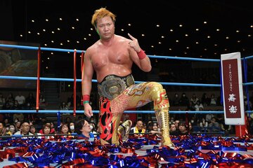 新コスチュームでポーズを決める宮原健斗