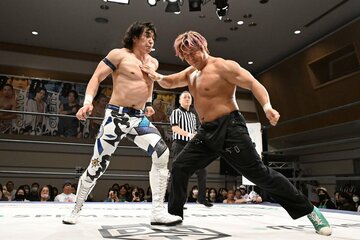 王者・上野勇希(左)と激しい攻防を見せたKANON